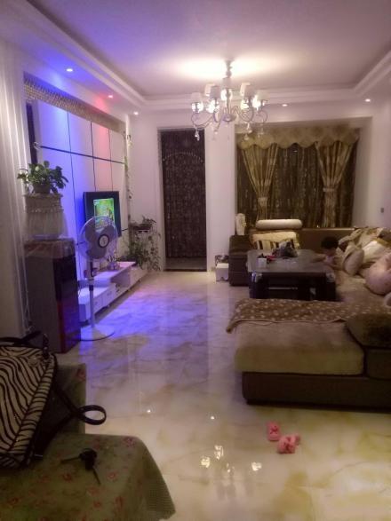 朋友入住一年的新房, 进门玄关就让人眼前一亮, 瓷砖特别像玉石!