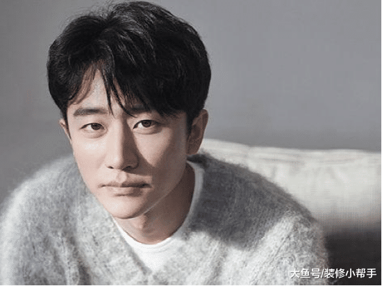 参观黄轩的居家生活，卧室里放着蜡烛和红酒，生活十分有情调