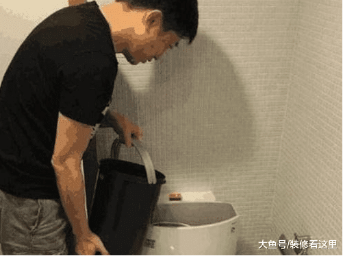 音樂導師庾澄慶的家，沒想到馬桶水箱還要手動加水，生活很搞怪