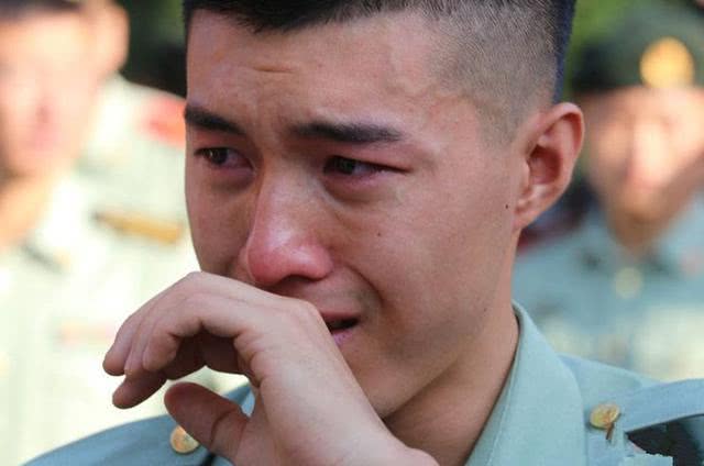 老兵退伍被军犬察觉，狗狗咬住包裹哀求他别走，场景赚足热泪