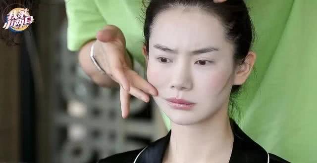 有种“直男暴击”叫李承铉给戚薇化妆，看到上装方式：求你饶命