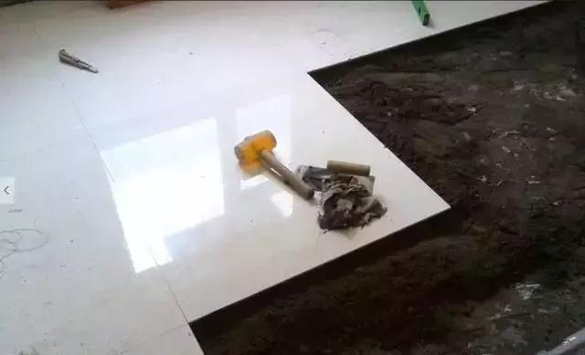 瓷砖干铺和湿铺区别这么大？难怪邻居家的泥瓦工贴砖从来不空鼓！