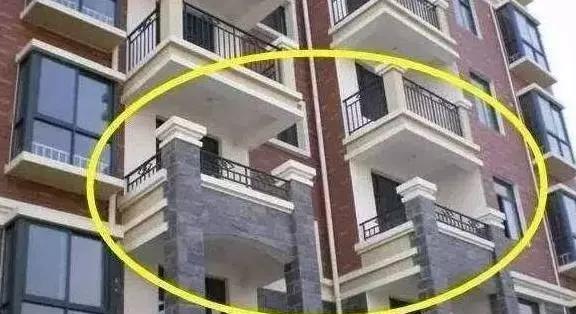 听售楼员一不小心说漏嘴：这种阳台的房子要慎重购买，入住全是坑