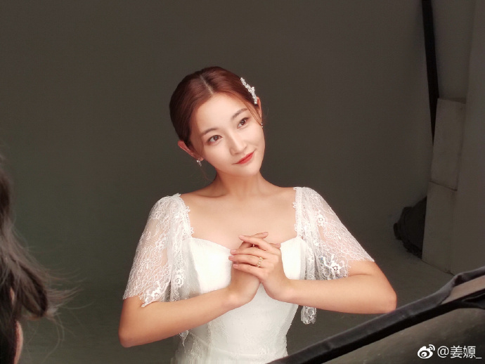 女演员在节目中发酒疯，何炅全程黑脸，井柏然直怼：玩不起就走