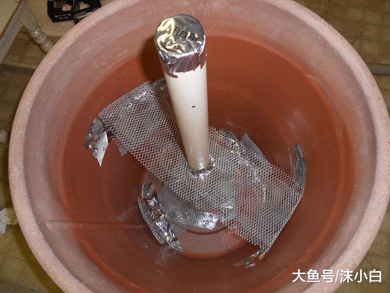 老公在水泥墩下装轮子，再也不用担心重搬不动了，方便又省事