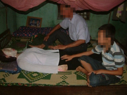 恐怖！男子在死去的妻子旁睡了五年