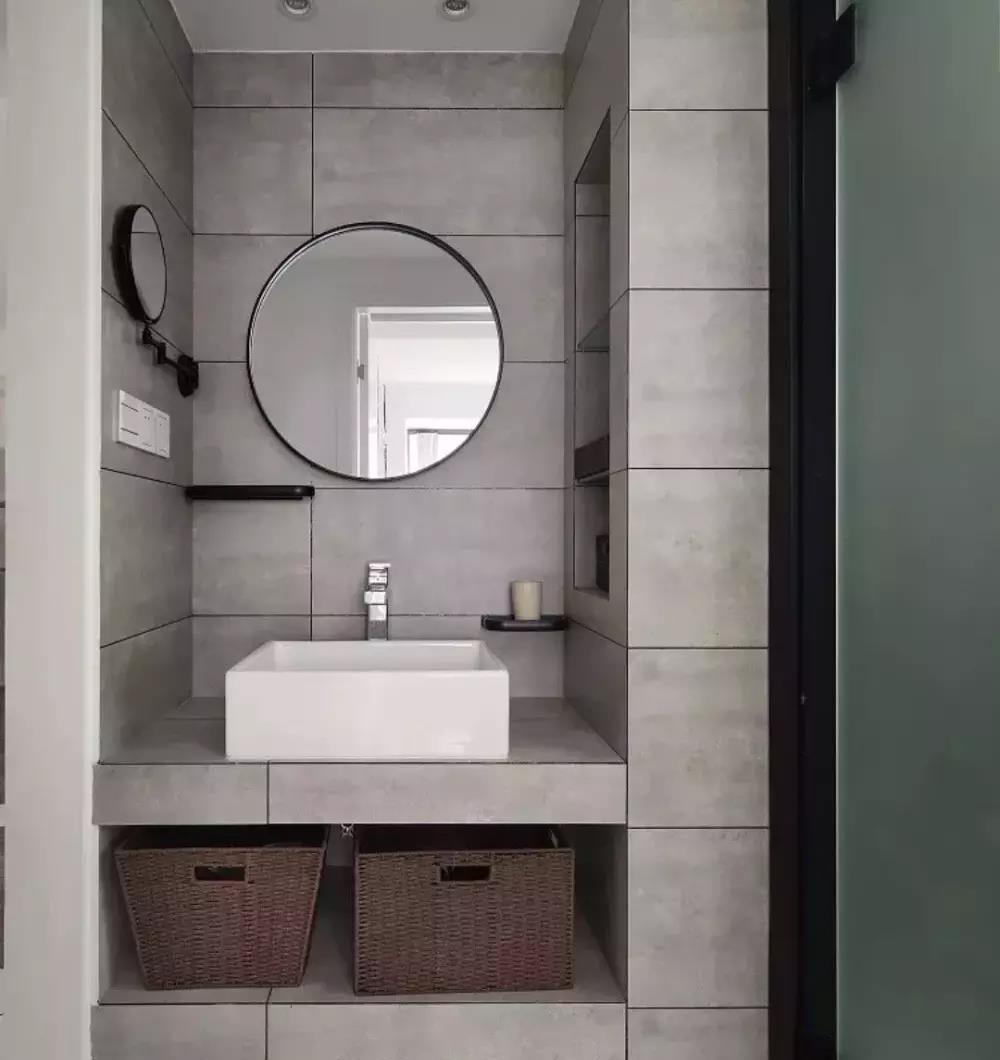 卫生间的面积不大，可以在洗手台边上做个壁龛来收纳