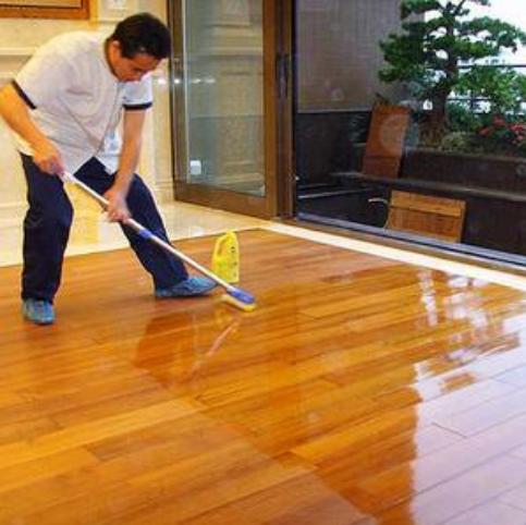 清水拖地等于瞎忙活！40岁家庭保姆教你一招，轻松一拖一尘不染