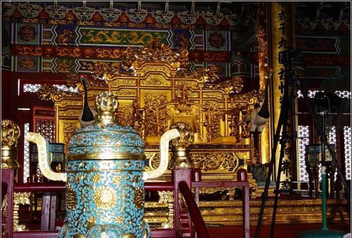 和珅权倾朝野，为何对嘉庆却毫无抵抗之力？揭秘清朝权力运转逻辑