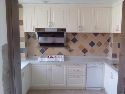 橱柜后面要不要贴瓷砖？留出一半不行吗？