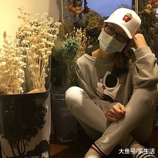 带你走进何润东住的房子，单纯走廊就十几米长，里面像个迷宫