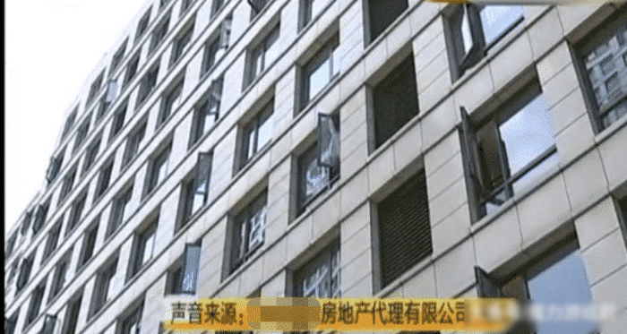 男青年花4300租房，不久后发现女房东的秘密，想退房却被告知没门