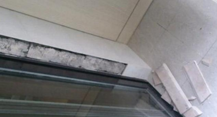 墙砖脱落，找师傅来维修，而他却说：当初为什么不听我的