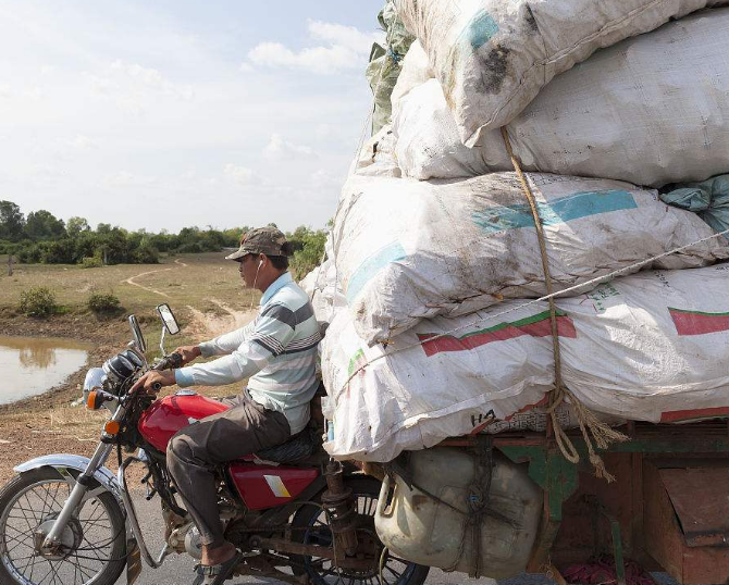 论骑摩托车我只服柬埔寨,载人拉货秒杀客车,在中国没人敢这样开