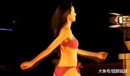 央視最美主持，因走秀時內褲掉落一舉成名，直言：誰愛看誰看