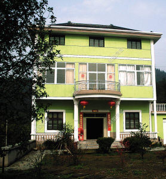 全村争议最大的房子，外墙全是黑色石头，你见过这样的吗？