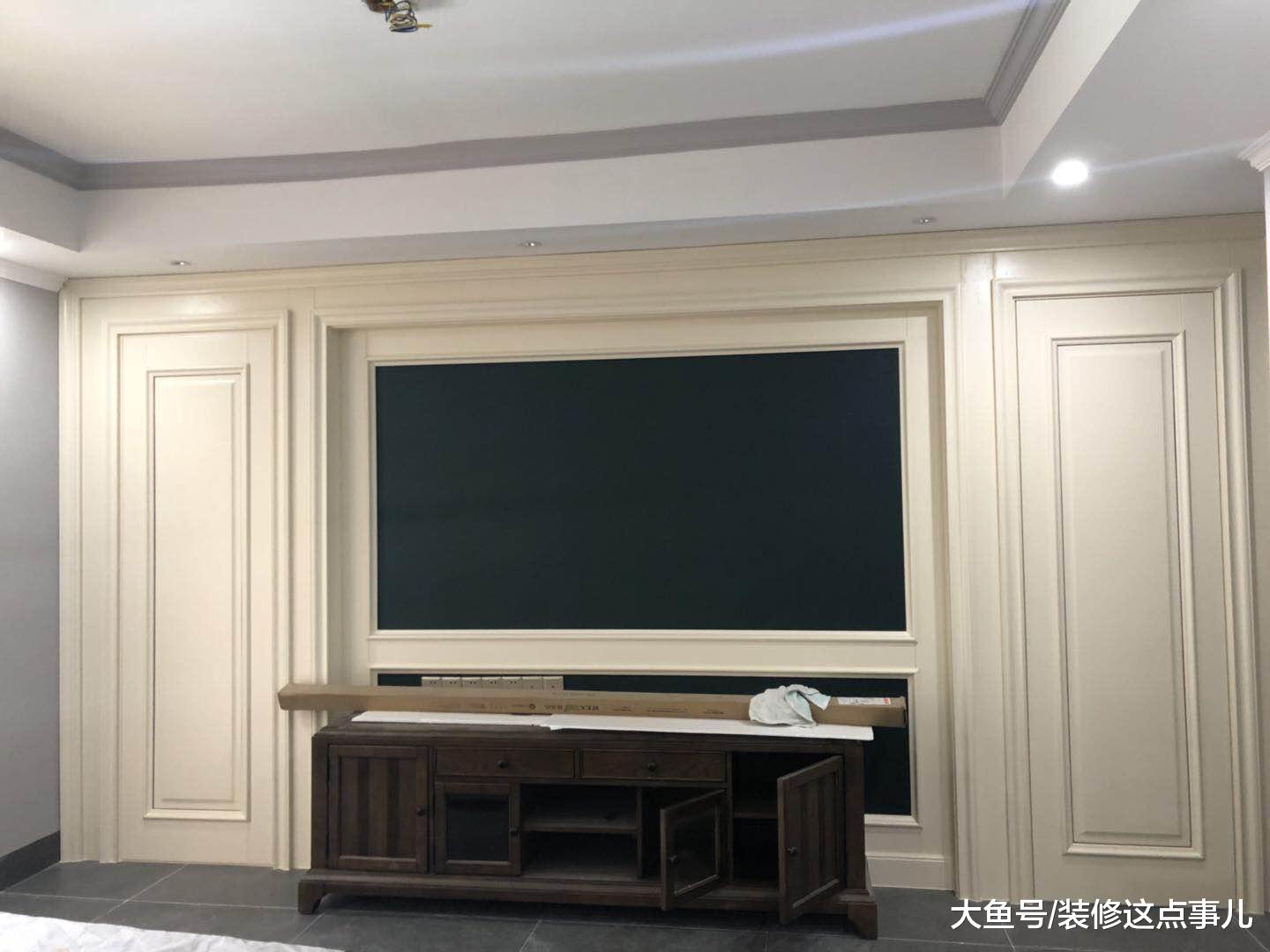 不要怕，电视背景墙上要是有门，你可以这样做！