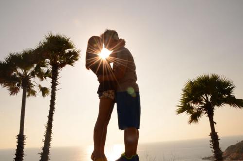 两地分居的夫妻，妻子想老公了会怎么做？四位已婚女人实话实说了