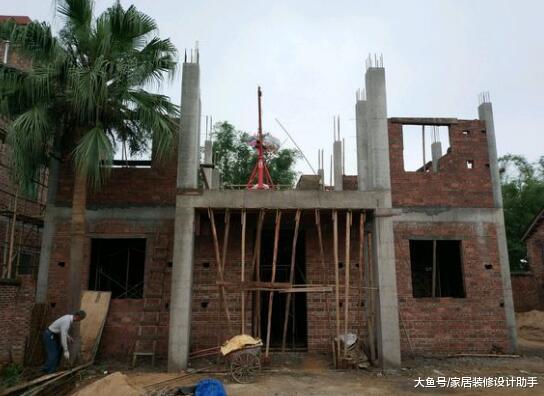 父子俩齐上阵只花18万自建两层半小洋房, 邻居们看后感叹胆大敢做