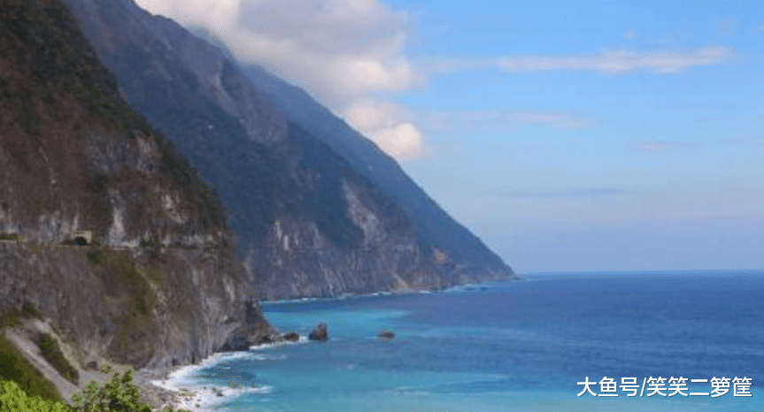 小姑娘刚毕业, 因为家穷被送来理发店里当学徒