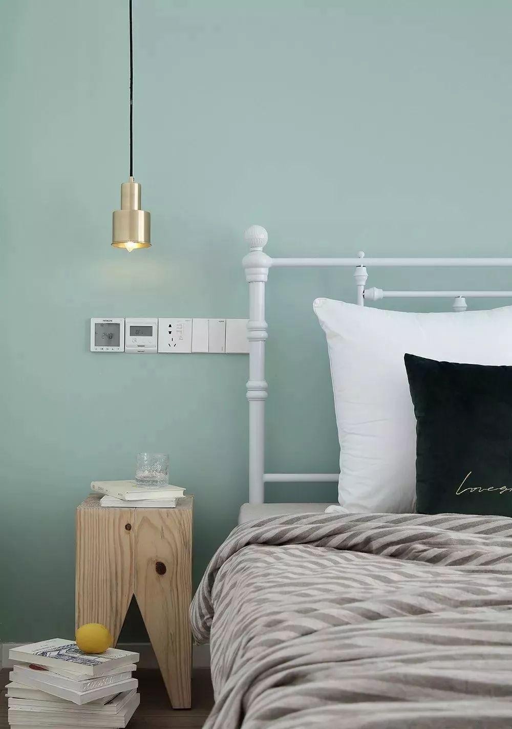 清爽简约北欧小三房装修，主卧薄荷绿墙面搭配白色铁艺床真好看！