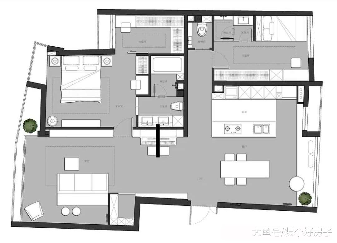 客厅容纳衣帽间，餐厅兼做办公桌，这个130㎡三口之家高效又舒适！