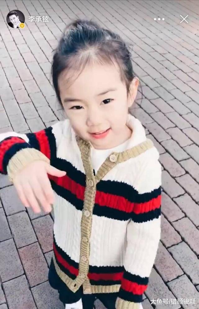 戚薇女儿长大了！扎马尾出镜可爱爆棚，和戚薇像复制粘贴