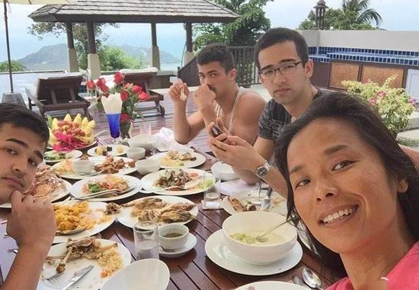 参观韦唯如今住的豪宅，虽然定居国外了，但客厅还是挂着祖国地图