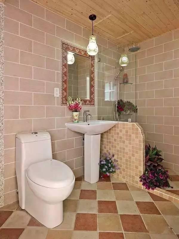 头一次见卫生间瓷砖这么贴，太漂亮了，朋友都抢着来他家上厕所