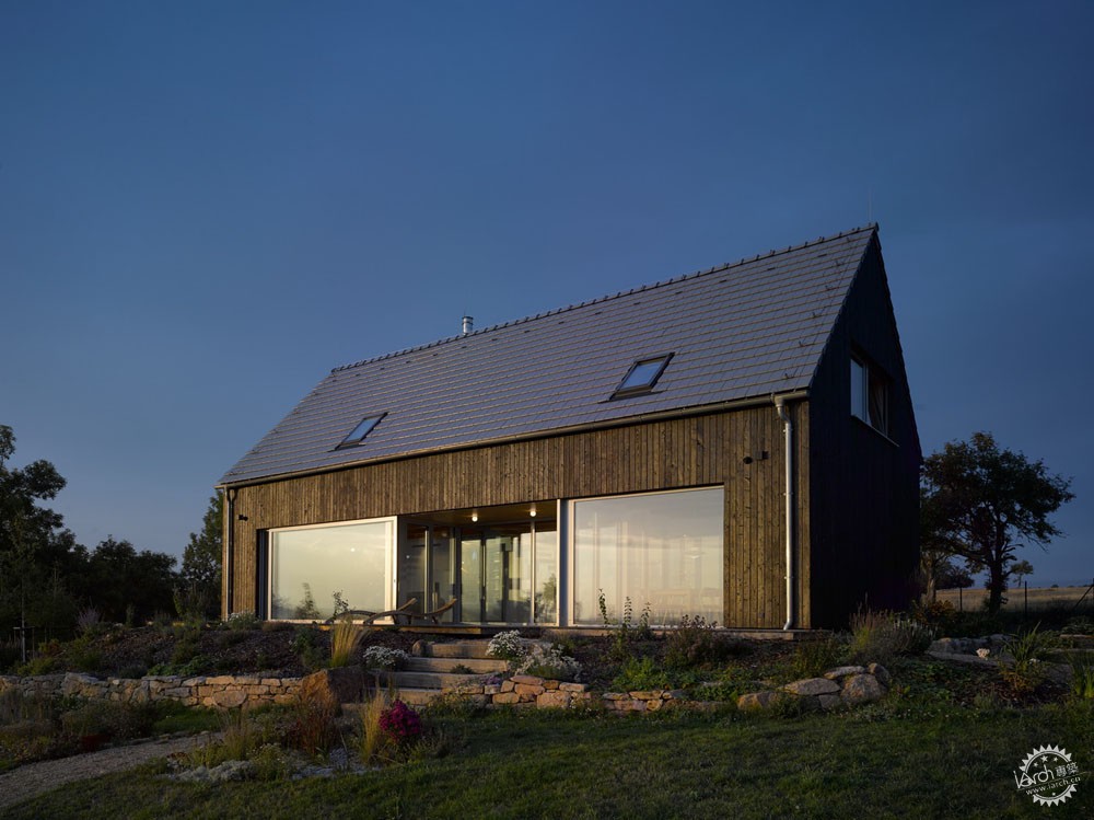 这是一座冬季花园里的山顶小屋