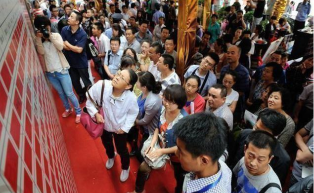 从万人“抢房”到降价“卖房”，赔掉600万，炒房者终于绝望了