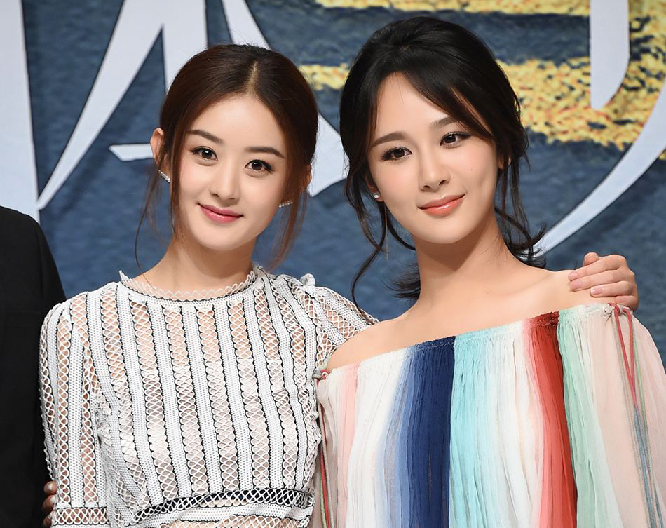 当赵丽颖撞上杨紫,一个总把衣服往上提, 一个却把衣服使劲往下拽!