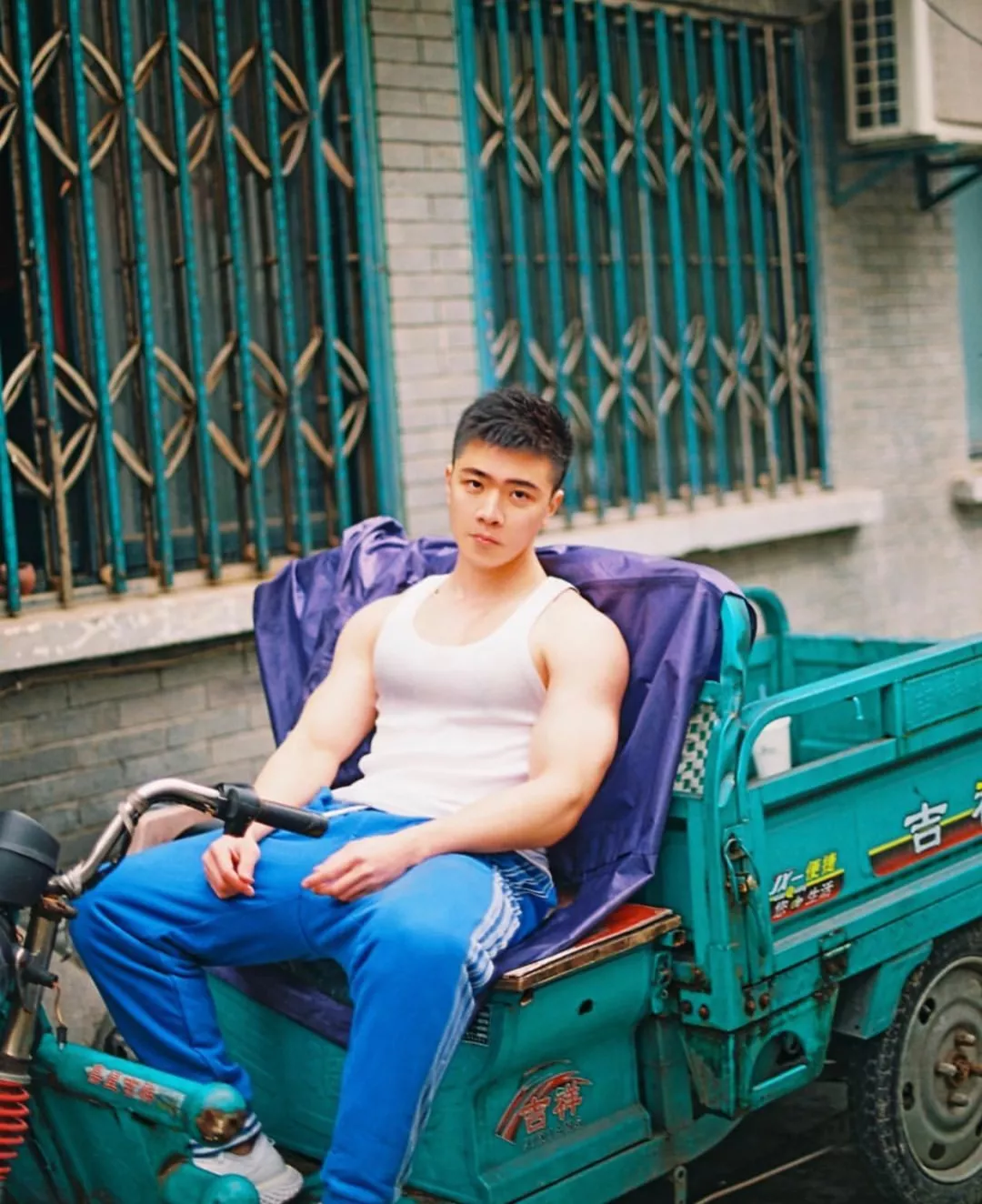 胸体育小哥の湿身写真！据说还是个肌肉