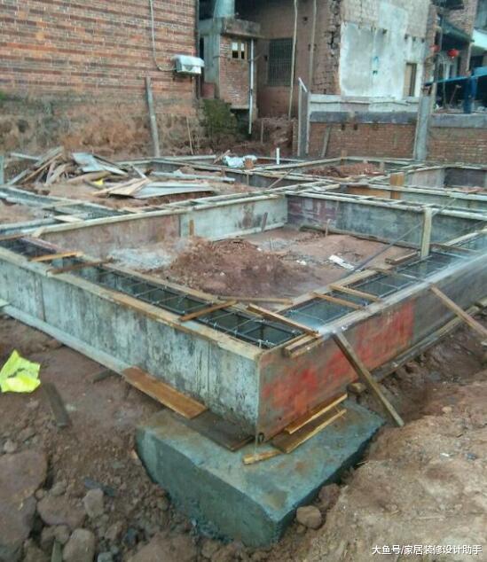 为了不比邻居矮一头, 鱼塘边只花24万建三层无柱子被喷的不敢出门