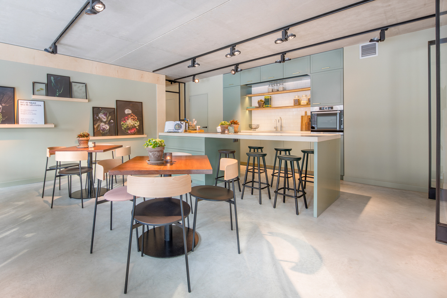 多元化的沙拉轻食餐厅，灵活的设计给忙碌的人一个轻松地享受空间！