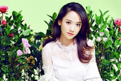 陈乔恩站在花海里也不逊色，真正诠释了什么叫人比花娇