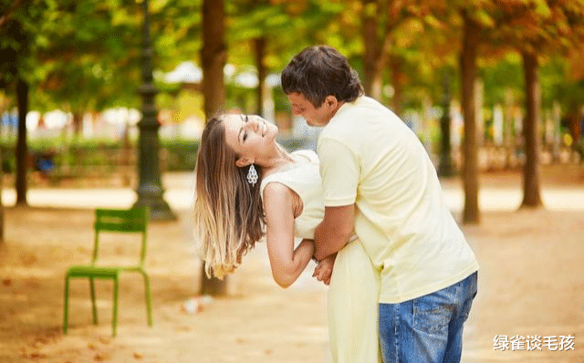 约会的时候，男人别只会抱抱，女人喜欢男人做以下4个调皮的动作