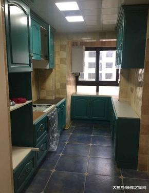 95平三房改造，陽臺和客廳中間只有半截墻，還挺好看的