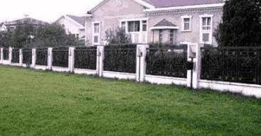 ?参观那英住的豪宅，户外都是草坪环绕，独栋楼房真霸气