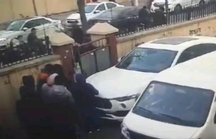 一輛蘭博基尼亂停車堵死小區大門，致使出行困難，老人憤怒砸車
