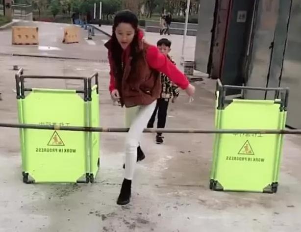 泰迪跟着主人出门散步, 半路遇到施工被栏杆拦住, 狗狗不知所措