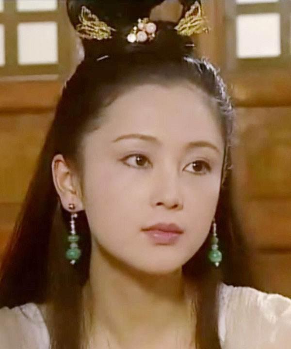 她年轻时貌美如花，今51岁穿亮片轻纱裙颜值依旧，撞衫景甜都不输