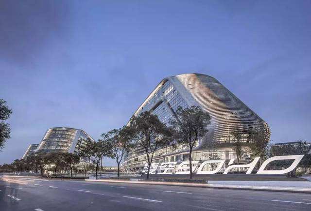 潘石屹在抛售房产物业等释放出什么信号，作为老百姓该如何应对？