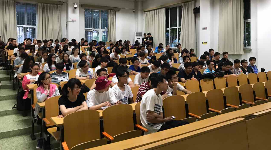 大专晚自习坐第一排的，八成是这3种人，学长：太真实了！