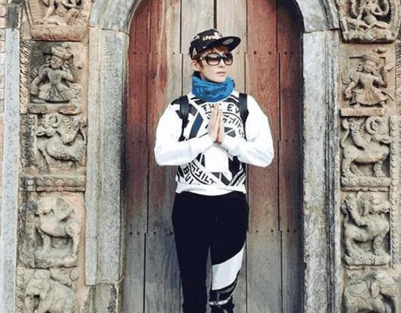 ?晒晒张敏住的豪宅，如今生活方式很精致，在家喜欢练习书法