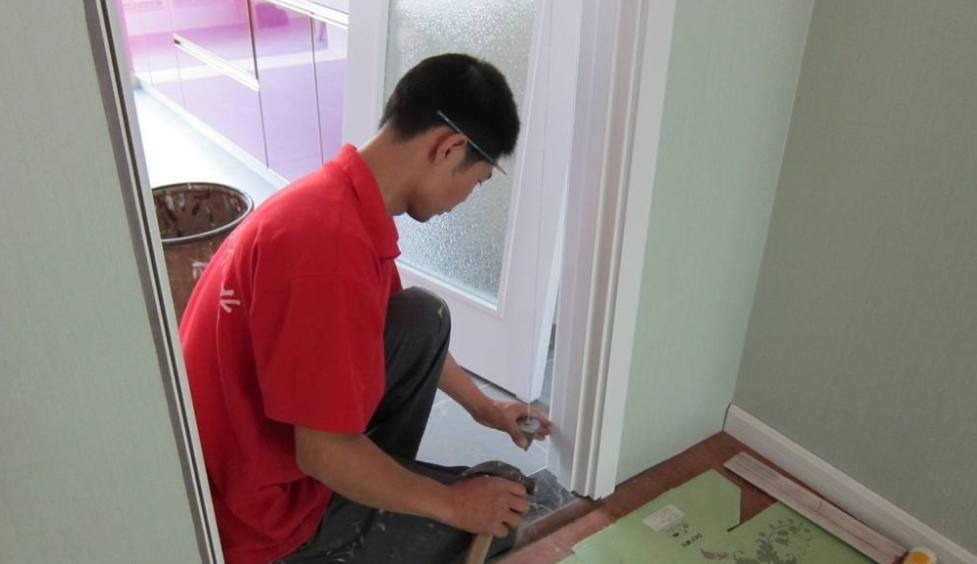 花高价定制的实木门，当看到一地的锯末后，我确定被坑了