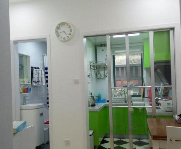 她上海买50平房摆下3张床，半个平方不浪费，卧室让网友全都点赞