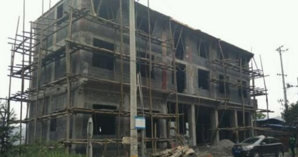 河边崖底砸60万建房，砖混结构用多孔水泥砖被吐槽