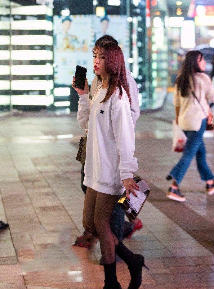 长发女神走心的吊带配短裤, 曼妙身姿很是惊艳!