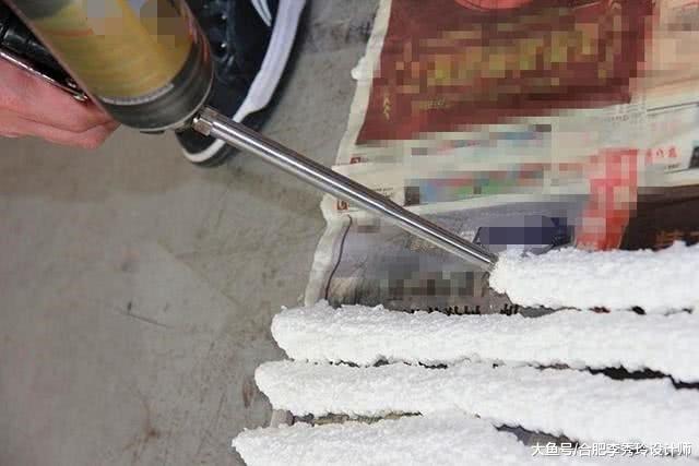 裝門套只用發泡膠，連釘子都不釘，要是出問題咋辦！太不專業了